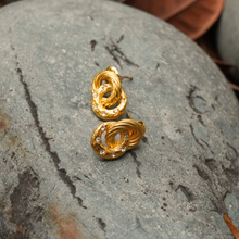 Load image into Gallery viewer, Twisty
